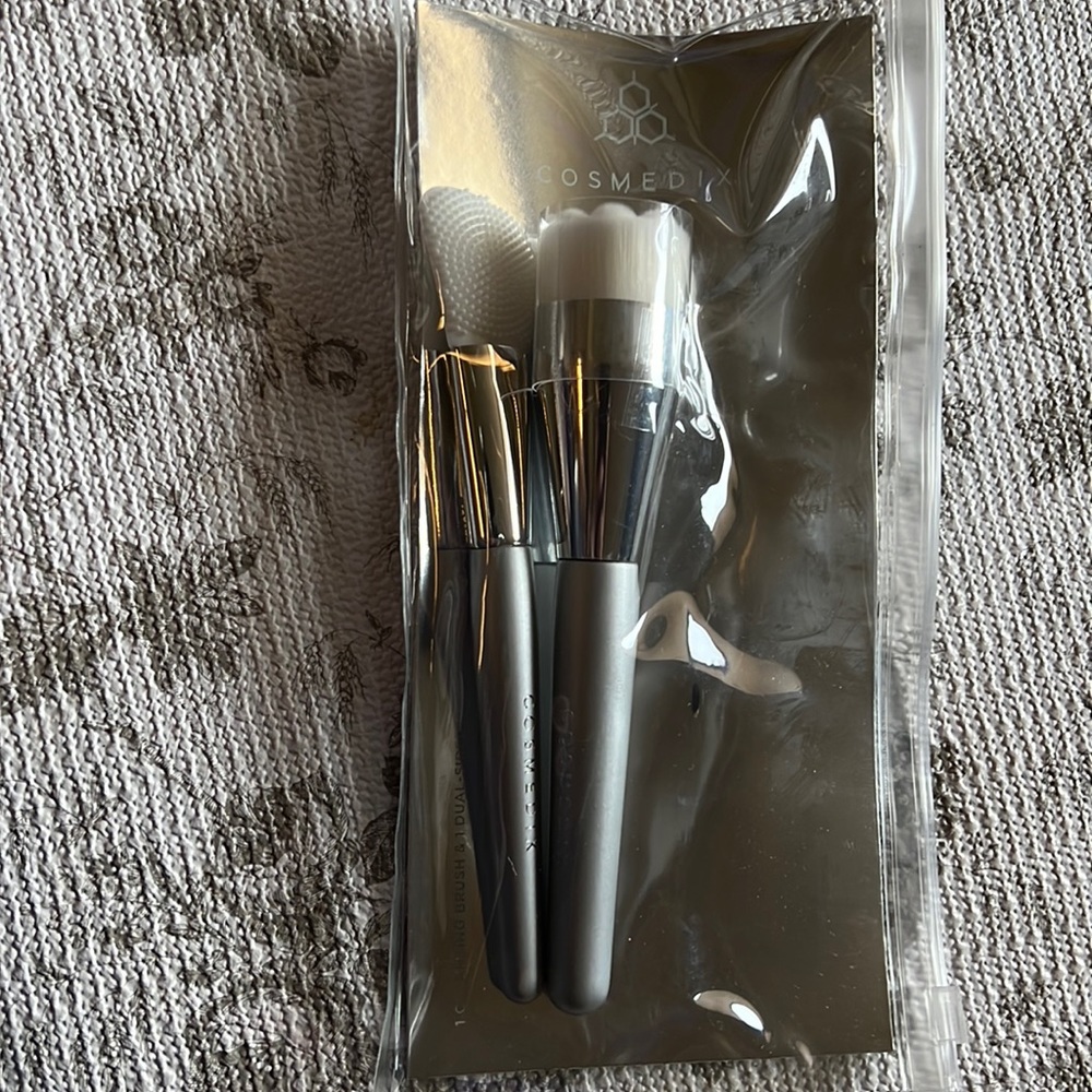 Cosmedix cleansing brush kit